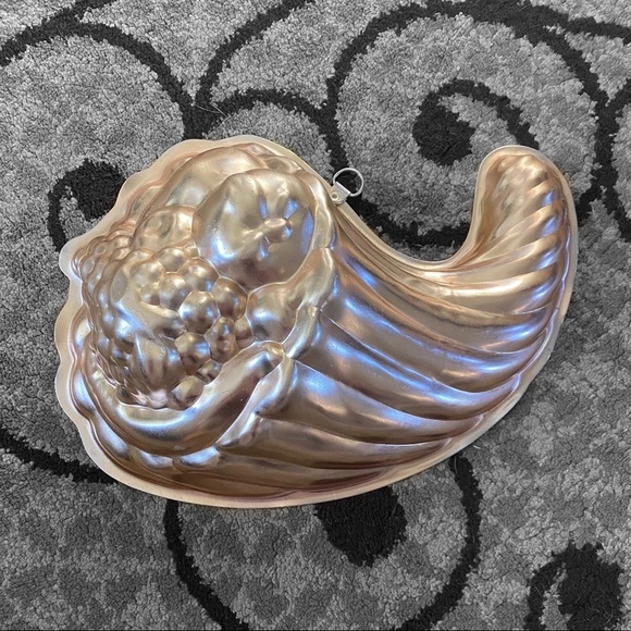 Vintage cornucopia jello mold - Picture 1 of 6